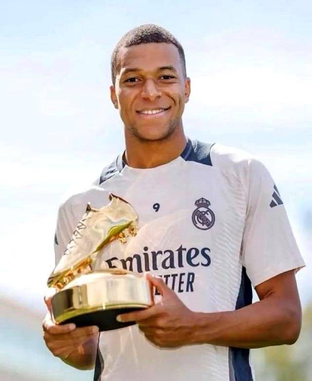 冠军捧杯时刻！这张合影里，有国乒三连冠的荣光，更有竞技体育的热血与温情！